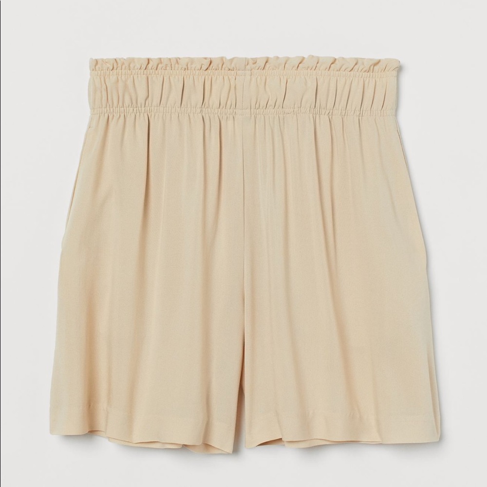 H&M beige high waisted shorts with pockets
